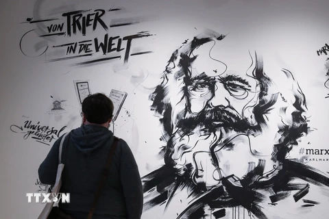 Khách tham quan ngôi nhà nơi Karl Marx sinh ra tại Trier, Đức. (Nguồn: THX/TTXVN)