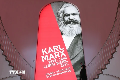Chân dung nhà tư tưởng vĩ đại Karl Marx tại một triển lãm ở Trier, Đức ngày 3/5. (Nguồn: THX/TTXVN)