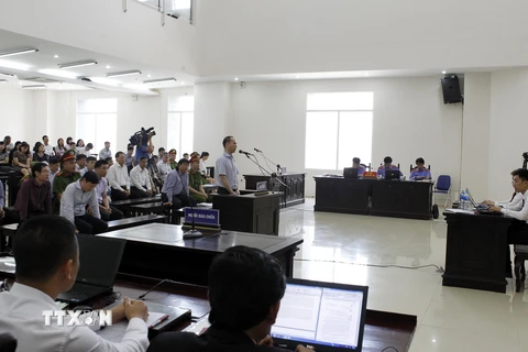 Bị cáo Vũ Đức Thuận, nguyên Tổng Giám đốc PVC trả lời các câu hỏi trước Hội đồng xét xử. (Ảnh: Văn Điệp/TTXVN)