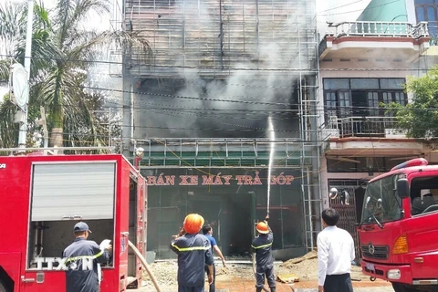 Lực lượng Cảnh sát phòng cháy chữa cháy số 1 Quảng Ninh huy động 3 xe chữa cháy để dập tắt đám cháy. (Ảnh: Văn Đức/TTXVN)