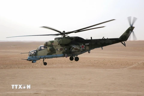 Trực thăng Mi-24 của Nga tham gia hỗ trợ cuộc chiến chống IS của quân đội Syria tại khu vực Deir Ezzor, Syria ngày 15/9/2017. (Nguồn: AFP/TTXVN)