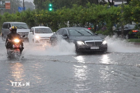 Hình ảnh người dân lại chật vật lội nước sau cơn mưa lớn ở TPHCM