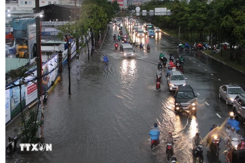 Đường Nguyễn Hữu Cảnh bị ngập nước phía bên dưới cầu vượt, chiều 8/5. (Ảnh: Xuân Dự/TTXVN)