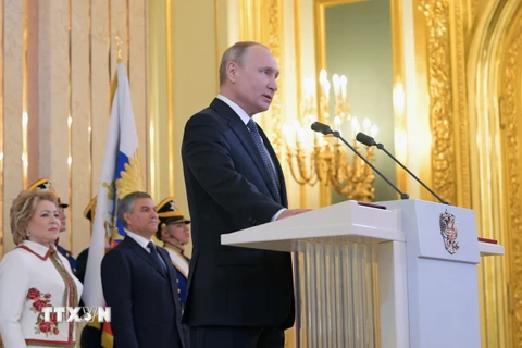 Tổng thống Nga Vladimir Putin đọc lời tuyên thệ nhậm chức tại điện Kremlin ngày 7/5. (Nguồn: AFP/TTXVN)