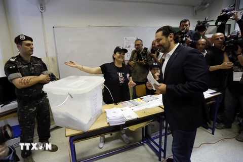 Thủ tướng Liban Saad Hariri (phải, phía trước) bỏ phiếu tại điểm bầu cử ở Beirut ngày 6/5. (Nguồn: THX/TTXVN)