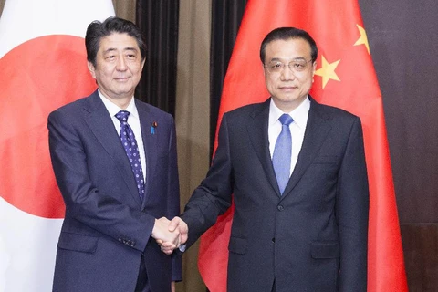 Ảnh tư liệu: Thủ tướng Nhật Bản Shinzo Abe gặp người đồng cấp Trung Quốc Lý Khắc Cường hồi tháng 11/2015. (Nguồn: THX)