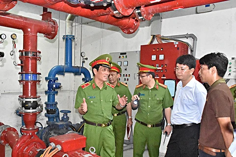 Đoàn công tác kiểm tra máy bơm nước chữa cháy tại tầng hầm chung cư OSC Land. (Nguồn: baria-vungtau.gov.vn)