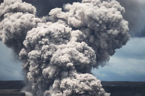Cột khói dày đặc từ núi lửa Kilauea. (Nguồn: time.com)