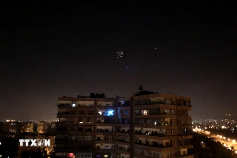 Tên lửa phòng không của Syria trên bầu trời Damascus ngày 10/5. (Nguồn: THX/TTXVN)