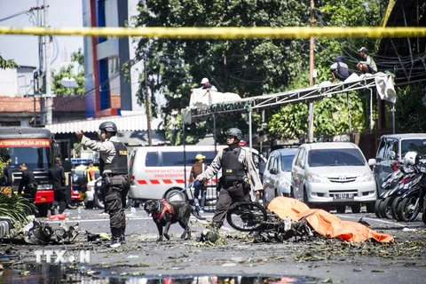 Cảnh sát gác tại hiện trường vụ đánh bom tại Surabaya, Đông Java ngày 13/5. (Nguồn: AFP/TTXVN)
