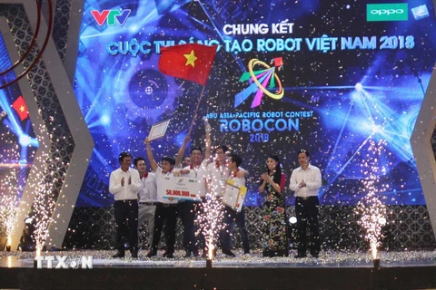 Ban tổ chức trao giải Nhất Robocon 2018 cho đội LH-ATM (Đại học Lạc Hồng). (Ảnh: Nguyễn Thảo/TTXVN)