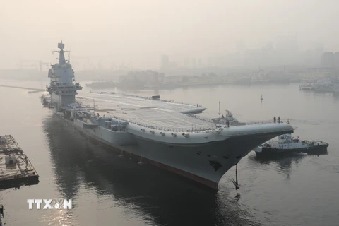 Tàu sân bay đầu tiên do Trung Quốc chế tạo chạy thử trên biển ngày 13/5. (Nguồn: THX/TTXVN)