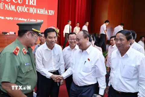 Thủ tướng Nguyễn Xuân Phúc và các cử tri quận Hồng Bàng, Hải Phòng. (Ảnh: Thống Nhất/TTXVN)
