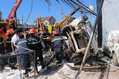 Hiện trường vụ tai nạn đang được lực lượng chức năng tỉnh Lâm Đồng xử lý khẩn trương để đưa các nạn nhân ra ngoài. (Ảnh: Chu Quốc Hùng/TTXVN)