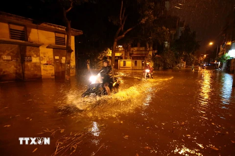Nước ngập sâu tại đường Bạch Thái Bưởi, Khu đô thị Văn Quán, Quận Hà Đông, tối 12/5. (Ảnh: Phạm Kiên/TTXVN)
