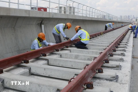 Công nhân thi công đường ray nhà ga Thủ Đức, Metro số 1 Bến Thành-Suối Tiên. (Ảnh: Hoàng Hải/TTXVN)