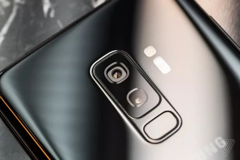 Hệ thống camera kép phía sau của Galaxy S9 Plus. (Nguồn: The Verge)