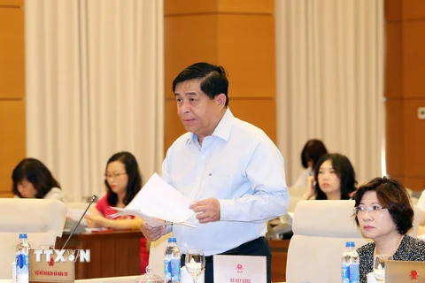 Bộ trưởng Bộ Kế hoạch Đầu tư Nguyễn Chí Dũng trình bày tờ trình. (Ảnh: Trọng Đức/TTXVN)