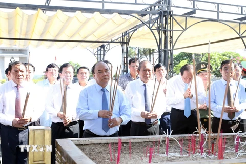 Thủ tướng Nguyễn Xuân Phúc đến dâng hương, hoa tại Nghĩa trang Liệt sỹ Quốc gia Đường 9, nhân chuyến công tác tại tỉnh Quảng Trị. (Ảnh: Thống Nhất/TTXVN)