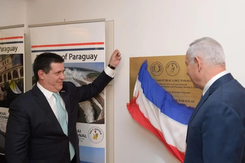 Thủ tướng Israel Benjamin Netanyahu (phải) và Tổng thống Paraguay Horacio Cartes (trái) khai trương Đại sứ quán Paraguay ở Jerusalem. (Nguồn: GPO)