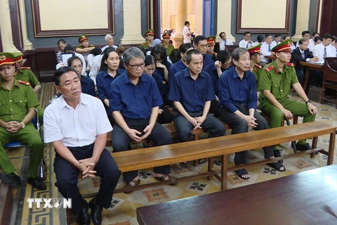 Các bị cáo tại phiên tòa ngày 21/5. (Ảnh: Thành Chung/TTXVN)