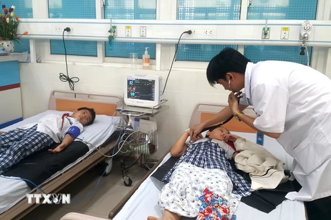 Các học sinh đang được điều trị tại bệnh viện Sản Nhi tỉnh Quảng Ngãi. (Ảnh: Đinh Thị Hương/TTXVN)
