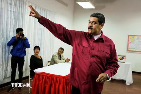 Tổng thống Venezuela Nicolas Maduro bỏ phiếu tại điểm bầu cử ở Caracas ngày 20/5. (Nguồn: EFE/TTXVN)