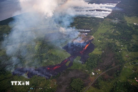 Khói bụi phun ra từ khe nứt trên Đảo Lớn khi núi lửa Kilauea hoạt động ngày 14/5. (Nguồn: EPA/TTXVN)