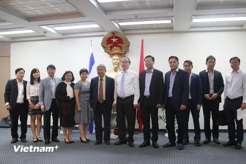 Bí thư Thành ủy Thành phố Hồ Chí Minh Nguyễn Thiện Nhân chụp ảnh lưu niệm cùng đoàn và cán bộ Đại sứ quán Việt Nam tại Israel. (Ảnh: Việt Thắng/Vietnam+)