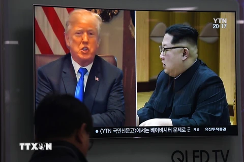 Người dân theo dõi qua truyền hình hình ảnh Tổng thống Mỹ Donald Trump (trái) và Nhà lãnh đạo Triều Tiên Kim Jong-un ngày 24/5. (Nguồn: AFP/ TTXVN)