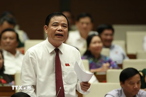 Bộ trưởng Bộ Nông nghiệp và Phát triển nông thôn Nguyễn Xuân Cường phát biểu giải trình làm rõ vấn đề Đại biểu Quốc hội nêu. (Ảnh: Dương Giang/TTXVN)