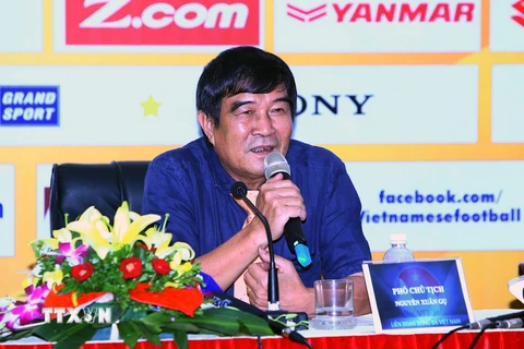 Ông Nguyễn Xuân Gụ, Phó Chủ tịch Liên đoàn Bóng đá Việt Nam phát biểu. (Ảnh: Quang Quyết/TTXVN)