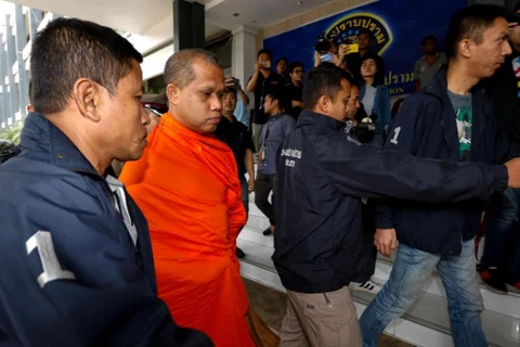 Một vị sư bị cảnh sát Thái Lan bắt giữ đưa về trụ sở cảnh sát ngày 24/5. (Nguồn: Reuters)