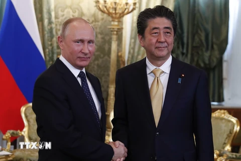 Tổng thống Nga Vladimir Putin (trái) và Thủ tướng Nhật Bản Shinzo Abe tại cuộc gặp ở Moskva, Nga ngày 26/5. (Nguồn: AFP/TTXVN)