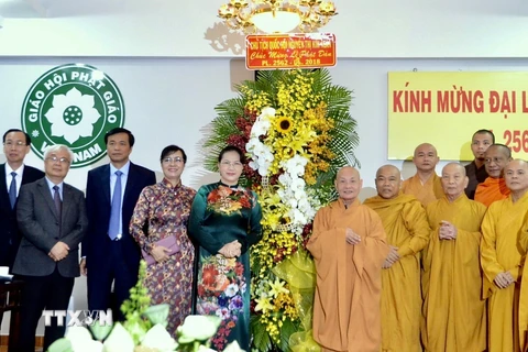 Ủy viên Bộ Chính trị, Chủ tịch Quốc hội Nguyễn Thị Kim Ngân tới thăm Văn phòng 2 Giáo hội Phật giáo Việt Nam. (Ảnh: Xuân Khu/TTXVN)