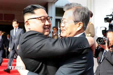 Tổng thống Hàn Quốc Moon Jae-in (phải) và Nhà lãnh đạo Triều Tiên Kim Jong-un trong cuộc gặp bất ngờ tại làng đình chiến Panmunjom ngày 26/5. (Nguồn: AFP/ TTXVN)