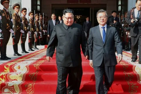 Tổng thống Hàn Quốc Moon Jae-in và Nhà lãnh đạo Triều Tiên Kim Jong-un trong cuộc gặp thượng đỉnh liên Triều lần thứ 2 liên tiếp. (Nguồn: AP)