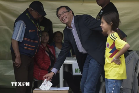 Ứng viên tranh cử Tổng thống Colombia Gustavo Petro bỏ phiếu tại điểm bầu cử ở Bogota ngày 27/5. (Nguồn: AFP/ TTXVN)