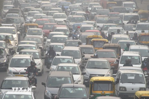 Cảnh ùn tắc giao thông vào giờ cao điểm ở New Delhi, Ấn Độ. (Nguồn: AFP/TTXVN)