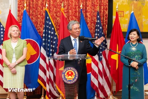 Đại sứ Phạm Quang Vinh phát biểu tại lễ tiếp tân. (Ảnh: Đoàn Hùng/Vietnam+)