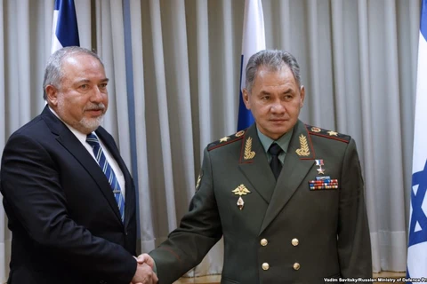 Bộ trưởng Quốc phòng Israel Avigdor Lieberman và người đồng cấp Nga Sergei Shoigu. (Nguồn: TASS)