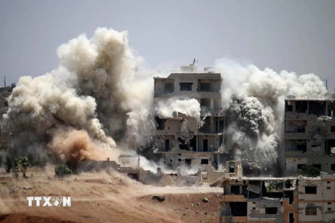 Khói bốc lên sau một đợt không kích ở thành phố Daraa ngày 22/6/2017. Ảnh minh họa. (Nguồn: AFP/TTXVN)