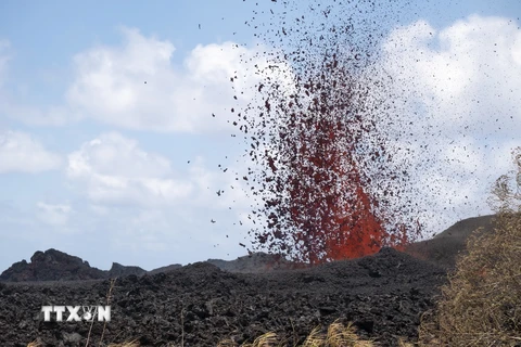 Dung nham phun trào từ núi lửa Kilauea gần Pahoa, Hawaii, Mỹ ngày 18/5. (Nguồn: EPA/TTXVN)