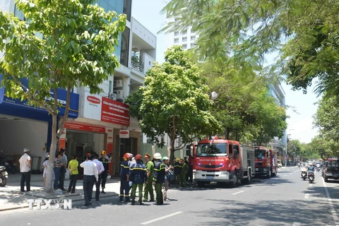 Lực lượng cứu hỏa có mặt tại hiện trường xử lý vụ cháy. (Ảnh: Đinh Văn Nhiều/TTXVN)