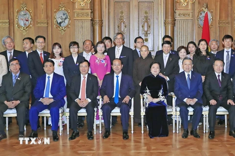 Chủ tịch nước Trần Đại Quang và Phu nhân chụp ảnh chung với đại diện cộng đồng người Việt Nam ở Nhật Bản. (Ảnh: Nhan Sáng/TTXVN)