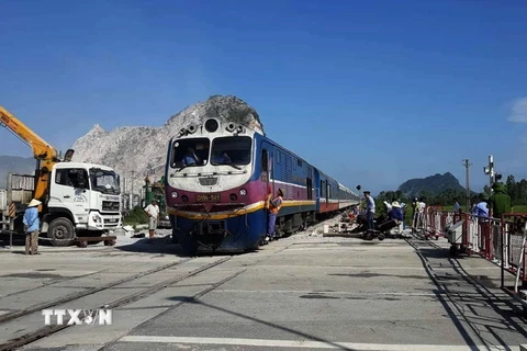 Tuyến đường sắt Bắc-Nam đã được thông tuyến vào khoảng 14 giờ ngày 24/5 sau vụ tai nạn ở Tĩnh Gia, Thanh Hóa. (Ảnh: Trịnh Duy Hưng/TTXVN) 