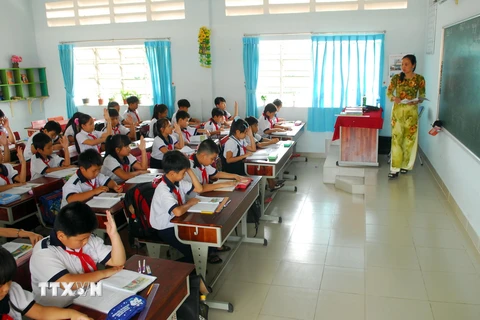 Các em học sinh Trường Tiểu học An Nhơn Đông (xã An Nhơn Tây, huyện Củ Chi) trong giờ học. (Ảnh: Mạnh Linh/TTXVN)