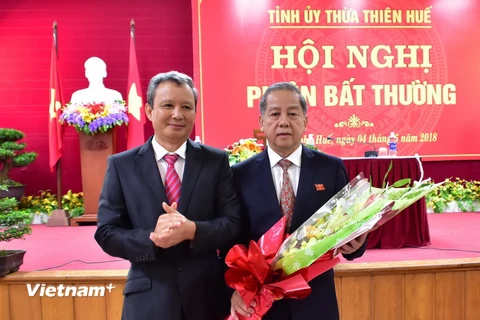 Ông Lê Trường Lưu, Bí thư Tỉnh ủy (trái) tặng hoa chúc mừng ông Phan Ngọc Thọ được bầu giữ chức vụ Phó Bỉ thư Tỉnh ủy, Chủ tịch Ủy ban Nhân dân tỉnh Thừa Thiên-Huế. (Ảnh: Quốc Việt/Vietnam+)