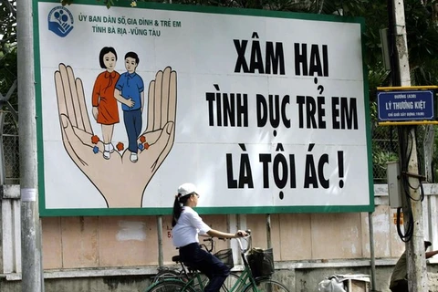 Pano giúp người dân nhận thức về Xâm hại tình dục trẻ em ở tỉnh Bà Rịa-Vũng Tàu. (Nguồn: AFP)