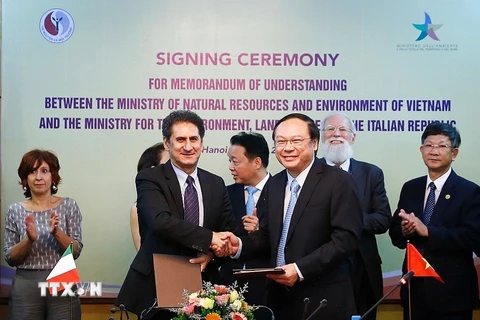Bộ Tài nguyên và Môi trường Việt Nam và Bộ Môi trường, Đất đai và Biển Italy ký kết biên bản ghi nhớ hợp tác giữa hai bộ. (Ảnh: Trọng Đạt/TTXVN)